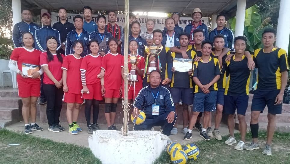 Champion teams of both men and women categories with guest of honour and PDVA officials after the prize distribution on Friday at Jalukie ‘B’ village ground. 